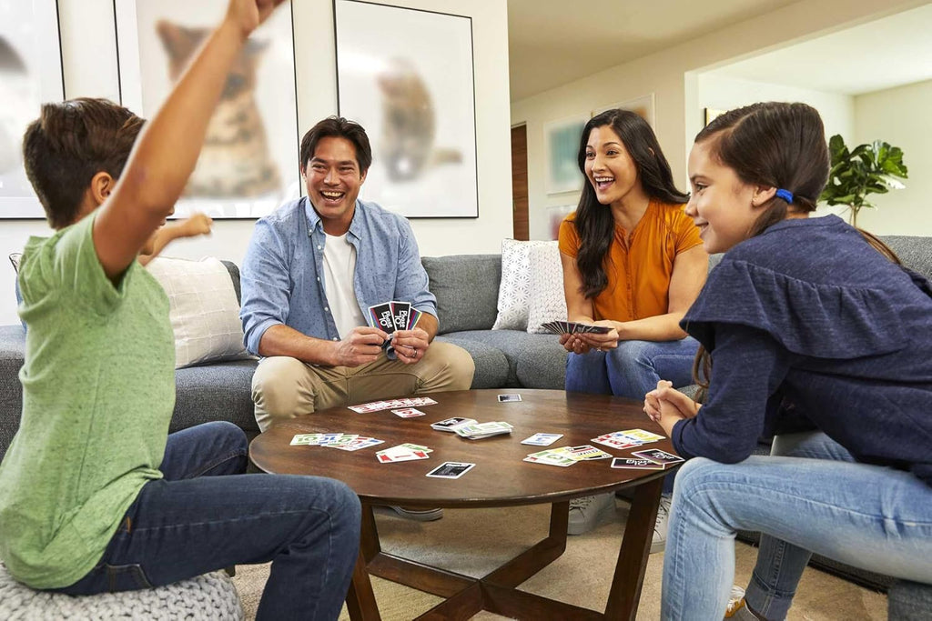 Mattel Games Phase 10 Kartenspiel Für Die Familie, Deutsche Version, Von Den Uno-Machern, Rommé-Ähnlich, Perfekt Als Kinderspiel, Reisespiel Oder Spiel Für Erwachsene, Für 2-6 Spieler, FPW38