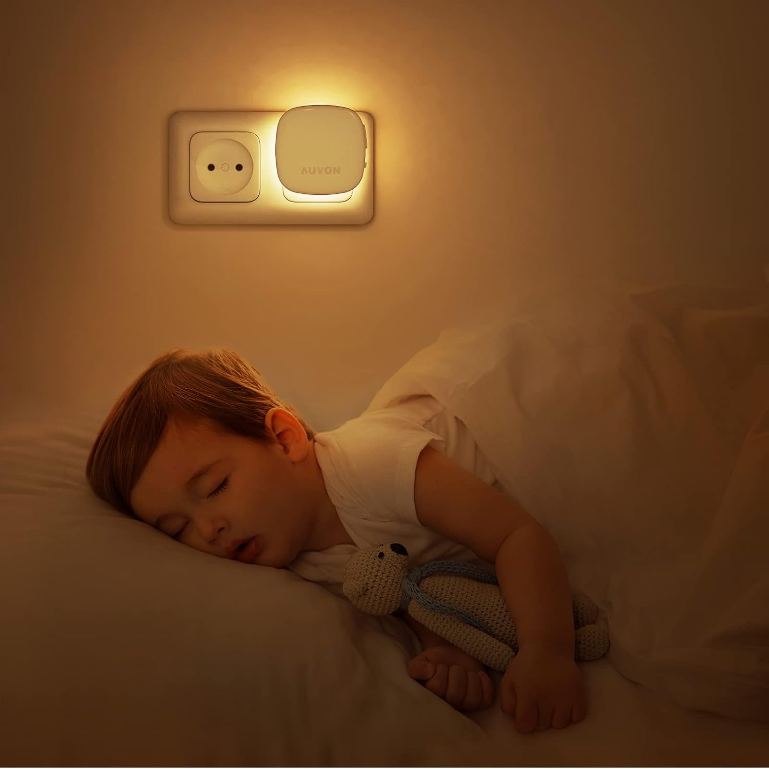 AUVON Nachtlicht Steckdose Mit Bewegungssensor Und Dämmerungssensor, 2 Stück Warmweißes LED Hinterleuchtete Nachtlicht Mit 1-50 Lm, Helligkeit Einstellbar Für Flur, Treppe, Schlafzimmer